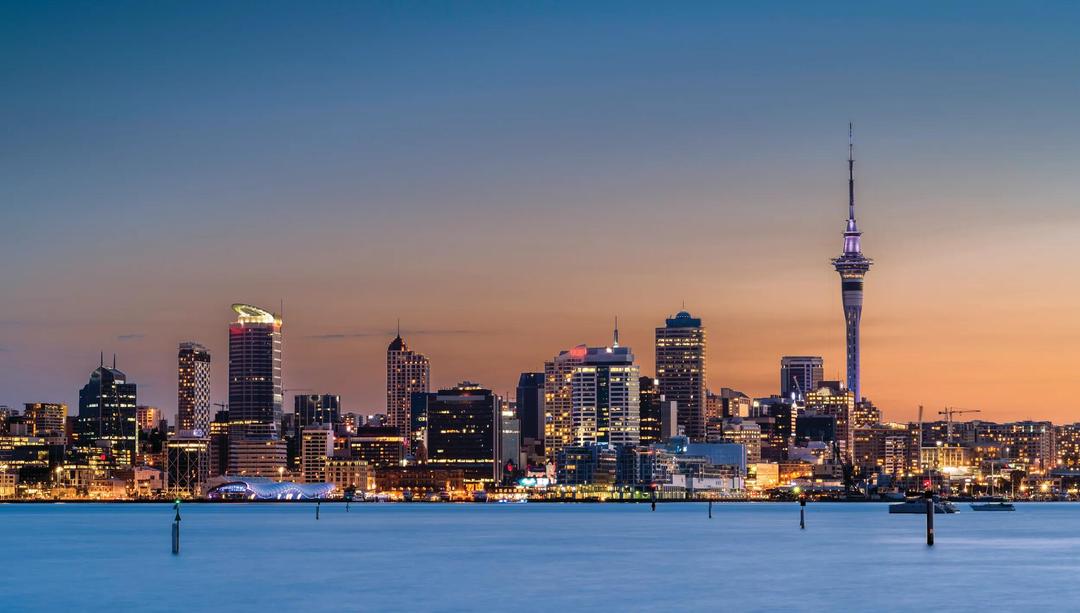 New Zealand Coastal Expedition with Cityscapes to Geothermal Gems